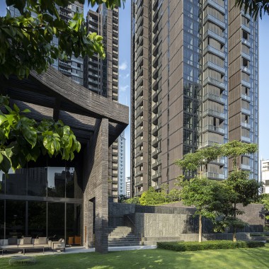 Dwie wieże mieszkalne kompleksu Martin Modern o 30 kondygnacjach wznoszą się w panoramę Singapuru. (© Darren Soh)