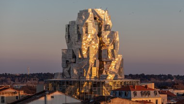 Specjalnie powlekane aluminiowe panele elewacji wieży odbijają światło wieczornego słońca, tworząc niemal nadprzyrodzoną atmosferę (© Adrian Deweerdt, Arles)