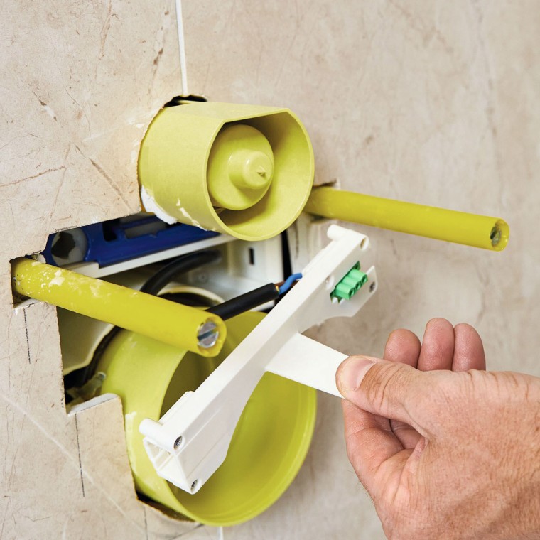 Alternatywnie: montaż półki pośredniej w skrzynce Power & Connect Box przez osobę posiadającą uprawnienia elektryczne po zamontowaniu obudowy Alternatywnie: montaż półki pośredniej w skrzynce Power & Connect Box przez osobę posiadającą uprawnienia elektryczne po zamontowaniu obudowy