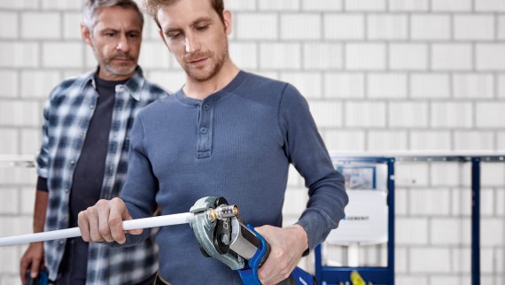 instalatorzy montują rury instalatorzy montują rury