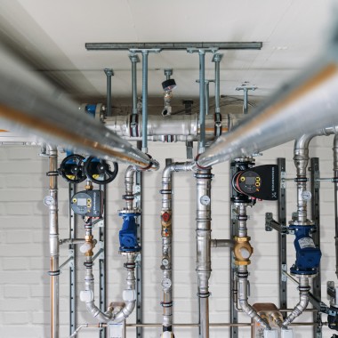 Geberit Mapress Therm zapewnia niezawodną ochronę przed korozją zewnętrzną w zamkniętych obiegach chłodniczych, w których istnieje ryzyko kondensacji. Geberit Mapress Therm zapewnia niezawodną ochronę przed korozją zewnętrzną w zamkniętych obiegach chłodniczych, w których istnieje ryzyko kondensacji.