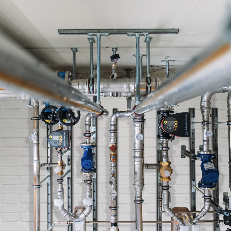 Geberit Mapress Therm zapewnia niezawodną ochronę przed korozją zewnętrzną w zamkniętych obiegach chłodniczych, w których istnieje ryzyko kondensacji. Geberit Mapress Therm zapewnia niezawodną ochronę przed korozją zewnętrzną w zamkniętych obiegach chłodniczych, w których istnieje ryzyko kondensacji.