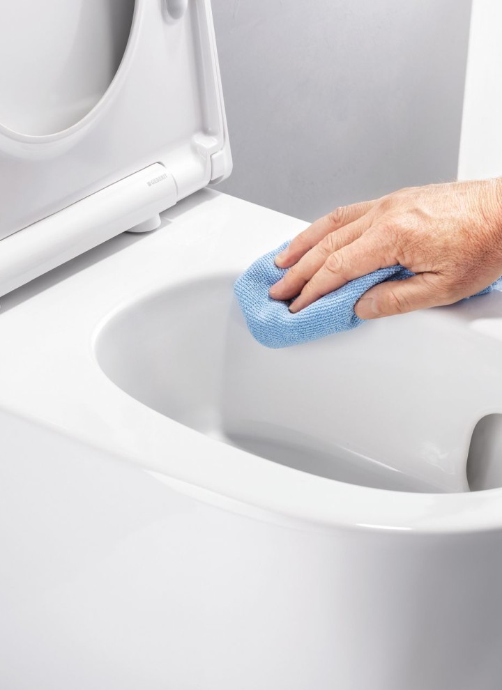 Mężczyzna czyści toaletę Mężczyzna czyści toaletę