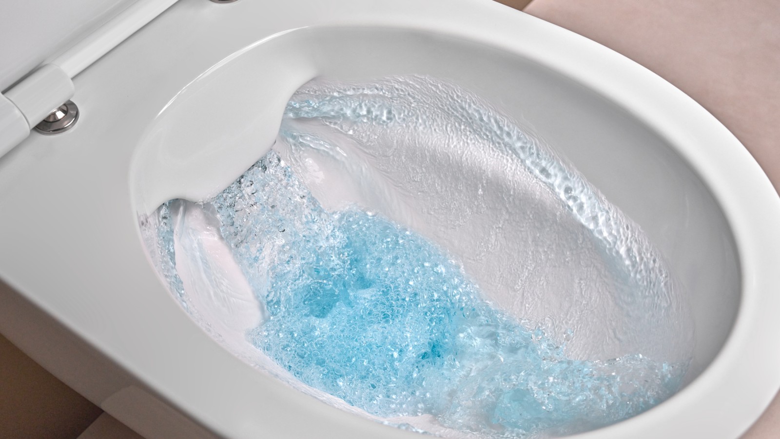 Prezentacja technologii spłukiwania Rimfree® w bezkołnierzowej misce WC Geberit iCon