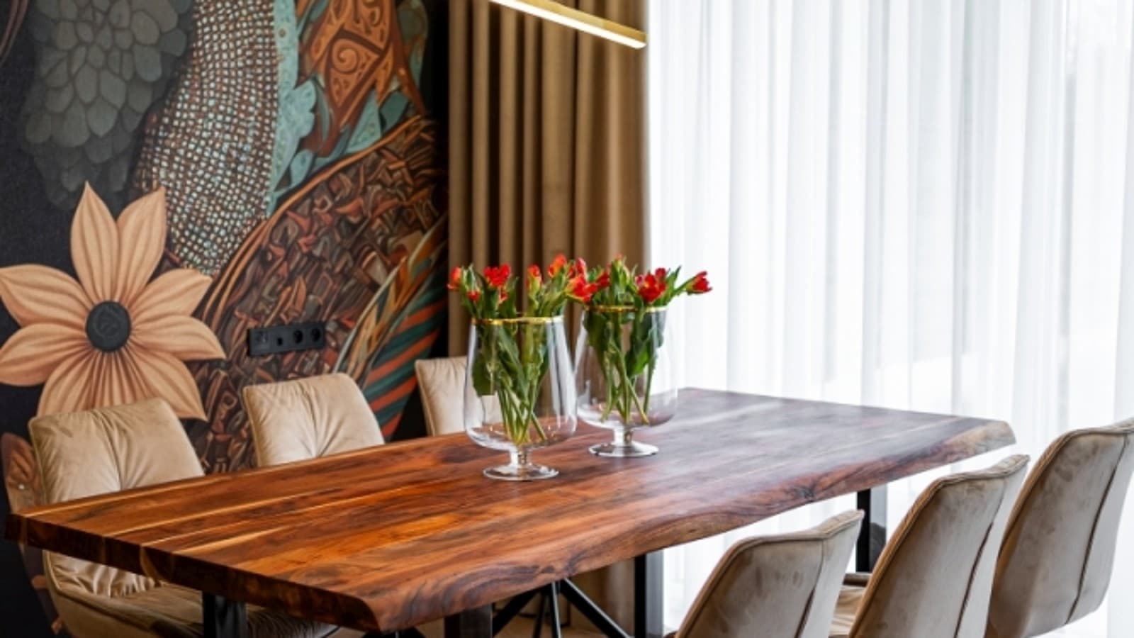 Stół na tle tapety w stylu afrykańskim Stół na tle tapety w stylu afrykańskim