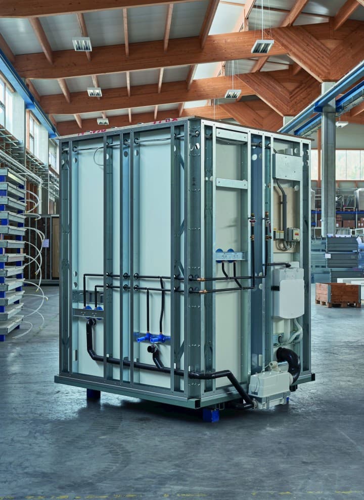 Pracownik Geberit na tle budynku prefabrykowanego Pracownik Geberit na tle budynku prefabrykowanego