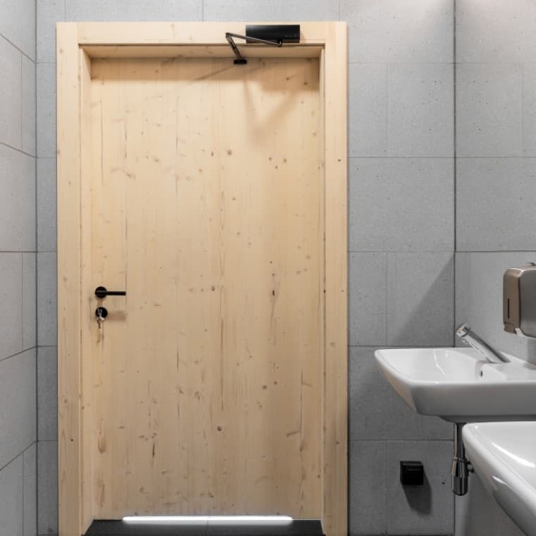 Łazienka w budynku edukacyjnym (fot. Fotomohito) Łazienka w budynku edukacyjnym (fot. Fotomohito)