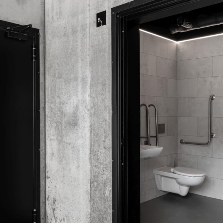 Łazienka w budynku edukacyjnym (fot. Fotomohito) Łazienka w budynku edukacyjnym (fot. Fotomohito)