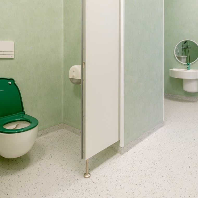 Wnętrze toalety w Żłobku Kropka Wnętrze toalety w Żłobku Kropka