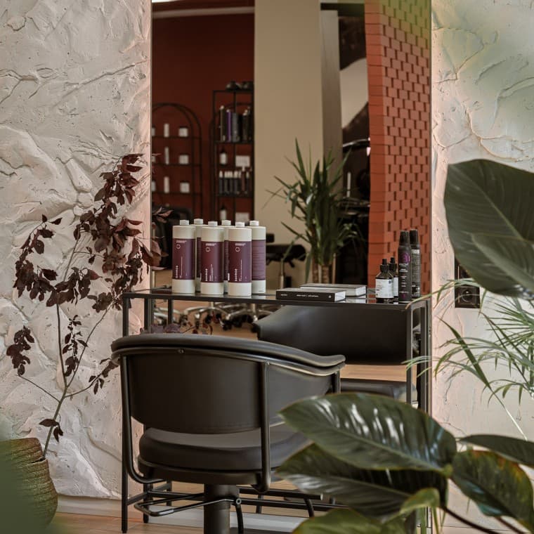 Fotel fryzjerski w salonie Macieja Maniewskiego we Wrocławiu Fotel fryzjerski w salonie Macieja Maniewskiego we Wrocławiu