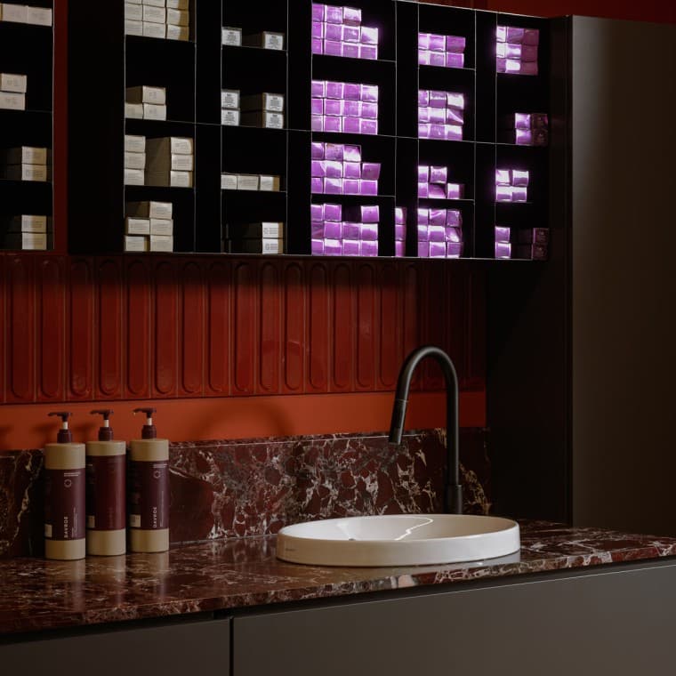 Laborka w salonie Macieja Maniewskiego z umywalką Variform Laborka w salonie Macieja Maniewskiego z umywalką Variform