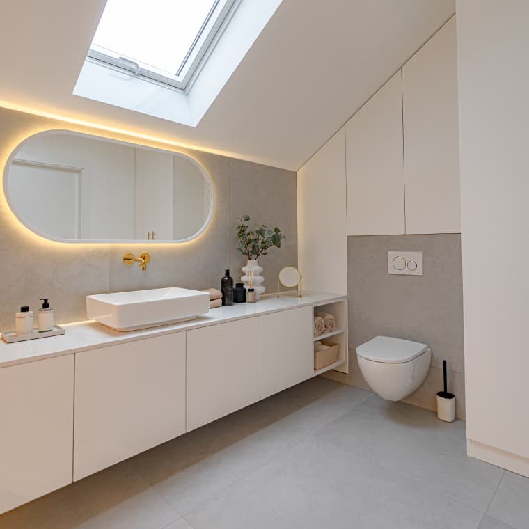 łazienka z toaletą Geberit i przyciskiem Sigma łazienka z toaletą Geberit i przyciskiem Sigma