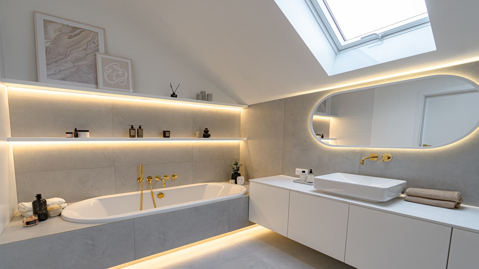 łazienka w stylu glamour z oświetleniem łazienka w stylu glamour z oświetleniem