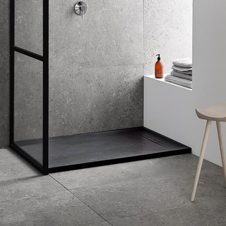 Niski brodzik Geberit Sestra w kolorze grafitowym w otwartej kabinie prysznicowej typu walk-in Niski brodzik Geberit Sestra w kolorze grafitowym w otwartej kabinie prysznicowej typu walk-in