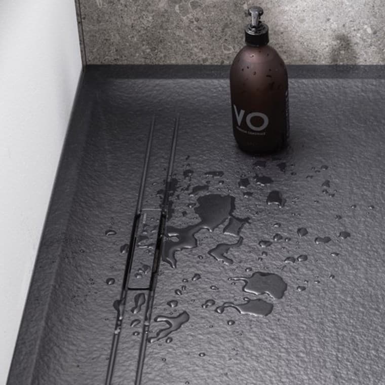 Antypoślizgowa fakturowana powierzchnia brodzika Geberit Sestra w kolorze grafitowym Antypoślizgowa fakturowana powierzchnia brodzika Geberit Sestra w kolorze grafitowym