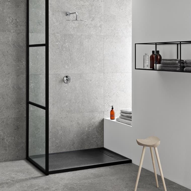 Otwarta kabina prysznicowa walk-in z brodzikiem Geberit Sestra postawionym bezpośrednio na podłodze Otwarta kabina prysznicowa walk-in z brodzikiem Geberit Sestra postawionym bezpośrednio na podłodze