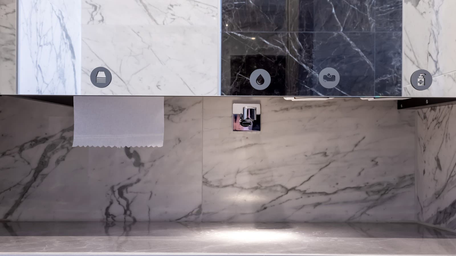 Wyrafinowana konstrukcja: Za wielkoformatową płytką umywalkową odpływ liniowy Geberit CleanLine20 zapewnia odpływ wody (© Opernhaus Chemnitz / Nasser Hashemi) Wyrafinowana konstrukcja: Za wielkoformatową płytką umywalkową odpływ liniowy Geberit CleanLine20 zapewnia odpływ wody (© Opernhaus Chemnitz / Nasser Hashemi)