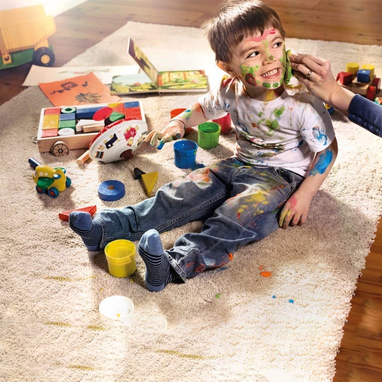 Dziecko pokryte farbą Dziecko pokryte farbą