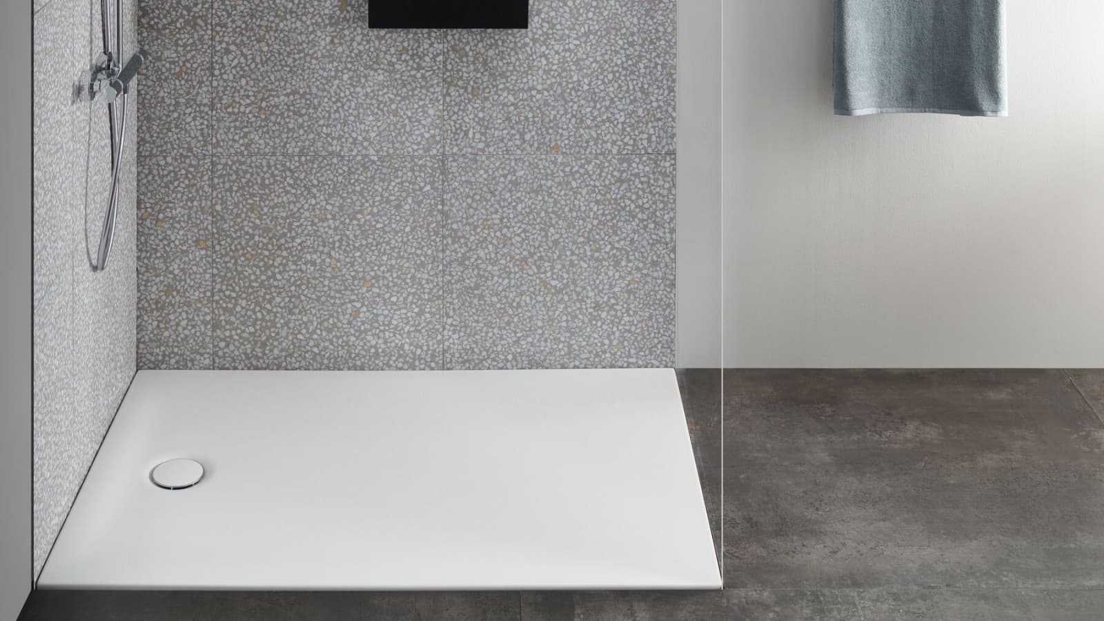 Łatwy w czyszczeniu i ciepły w dotyku płaski brodzik Geberit Nemea Łatwy w czyszczeniu i ciepły w dotyku płaski brodzik Geberit Nemea