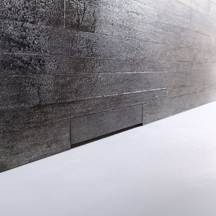 Odpływ ścienny pod prysznicem zabudowany płytkami Odpływ ścienny pod prysznicem zabudowany płytkami