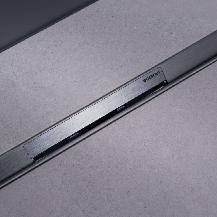 Odpływ prysznicowy Geberit CleanLine50 w kolorze czarny chrom z powłoką zabezpieczającą przed odciskami palców Odpływ prysznicowy Geberit CleanLine50 w kolorze czarny chrom z powłoką zabezpieczającą przed odciskami palców