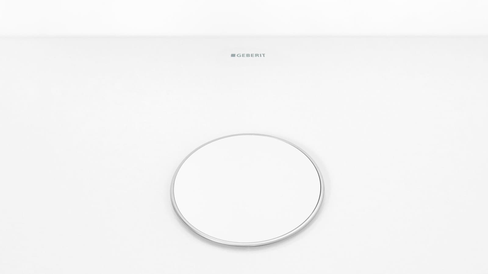 Biała pokrywa odpływu Geberit wykończona chromowaną krawędzią Biała pokrywa odpływu Geberit wykończona chromowaną krawędzią