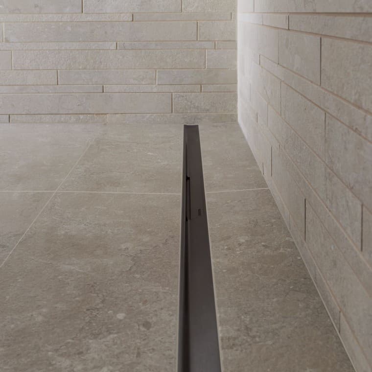 Odpływ liniowy Geberit CleanLine zamontowany w podłodze pod prysznicem Odpływ liniowy Geberit CleanLine zamontowany w podłodze pod prysznicem