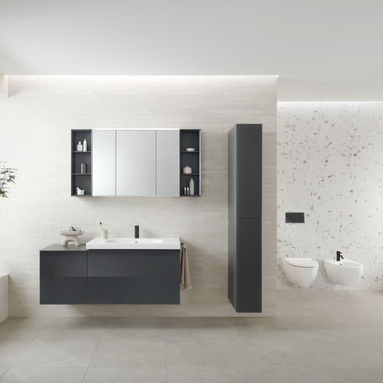 Szafka z lustrem Geberit Option z dużą przestrzenią do przechowywania, gniazdem wewnętrznym i portem USB Szafka z lustrem Geberit Option z dużą przestrzenią do przechowywania, gniazdem wewnętrznym i portem USB