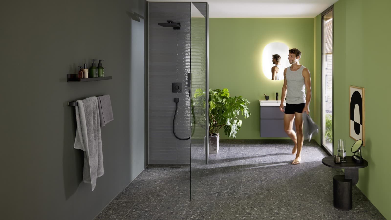 Mężczyzna w łazience z Geberit CleanLine30 Mężczyzna w łazience z Geberit CleanLine30