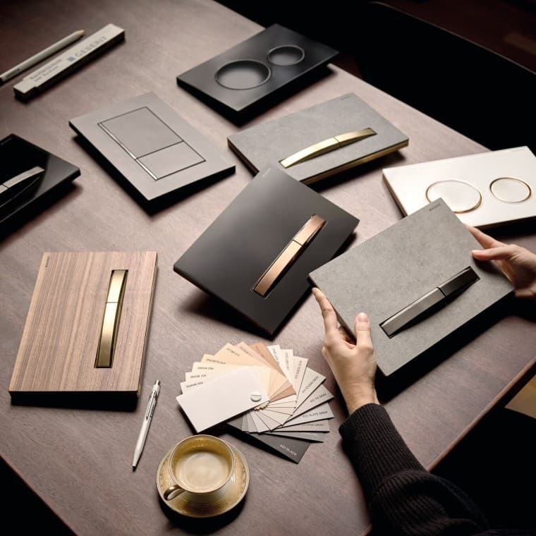 Różne wzory, kolory i stylistyka szerokiej gamy przycisków spłukujących Geberit Różne wzory, kolory i stylistyka szerokiej gamy przycisków spłukujących Geberit