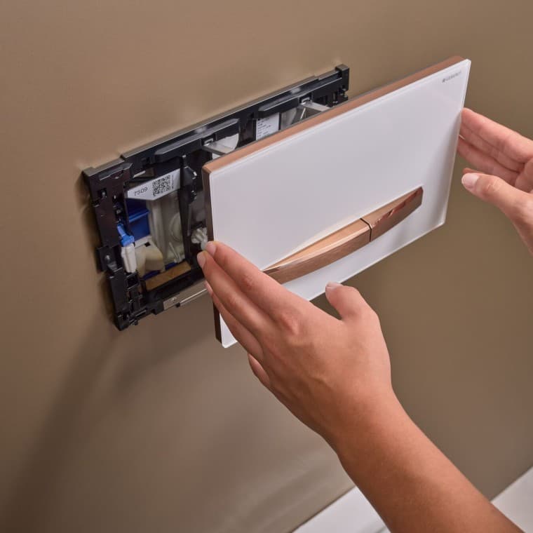 Geberit Sigma50 prostokątny podczas otwierania Geberit Sigma50 prostokątny podczas otwierania