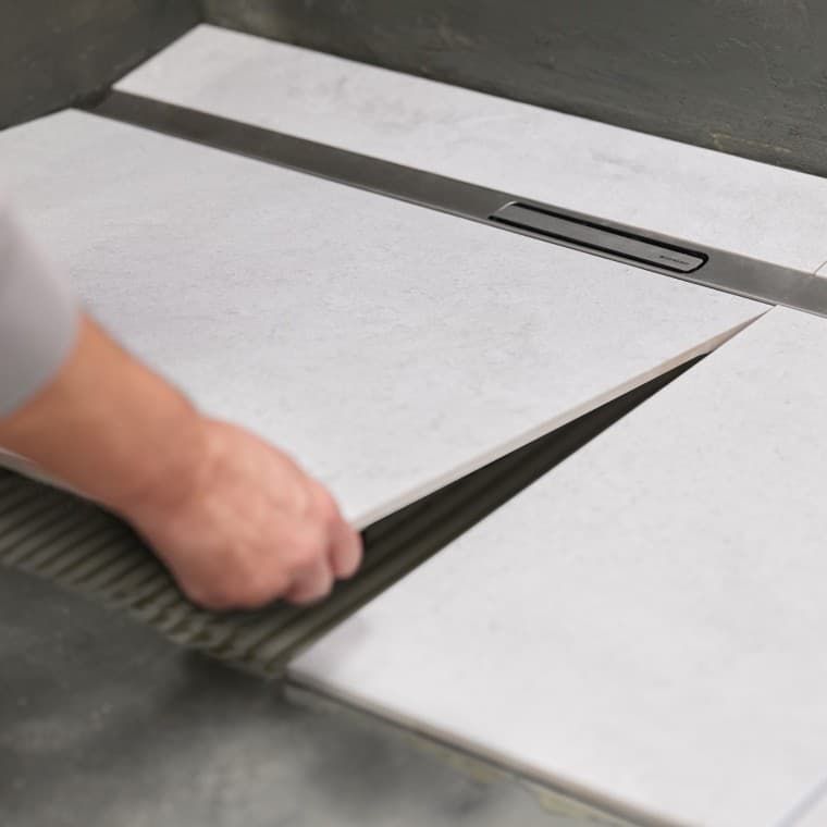 Zaciski na odpływie liniowym zapewniają stabilne mocowanie do podłogi Zaciski na odpływie liniowym zapewniają stabilne mocowanie do podłogi