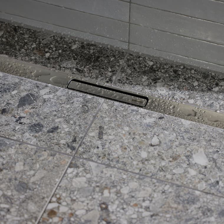 Odpływ liniowy Geberit CleanLine zamontowany w podłodze pod prysznicem Odpływ liniowy Geberit CleanLine zamontowany w podłodze pod prysznicem