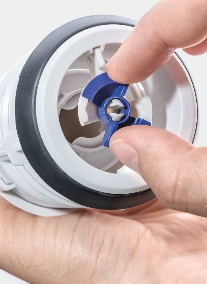 Zawór spłukujący w spłuczce Geberit jest łatwy do czyszczenia (© Geberit) Zawór spłukujący w spłuczce Geberit jest łatwy do czyszczenia (© Geberit)