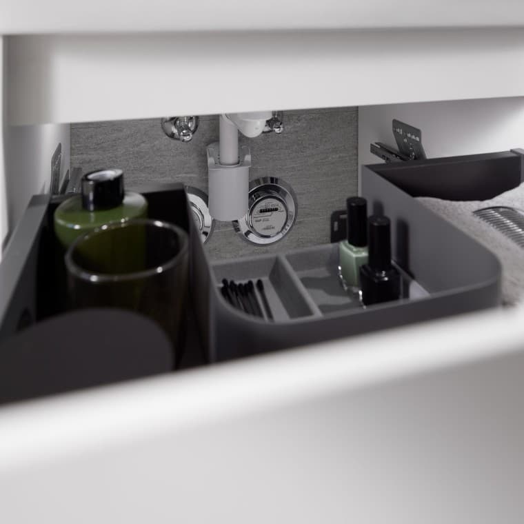 Przemyślane rozwiązania do przechowywania dzięki opcjonalnym wkładom do szuflad i organizerom – dla lepszej organizacji i porządku. Łatwy dostęp do syfonu sprawia, że pielęgnacja i konserwacja są wyjątkowo proste Przemyślane rozwiązania do przechowywania dzięki opcjonalnym wkładom do szuflad i organizerom – dla lepszej organizacji i porządku. Łatwy dostęp do syfonu sprawia, że pielęgnacja i konserwacja są wyjątkowo proste