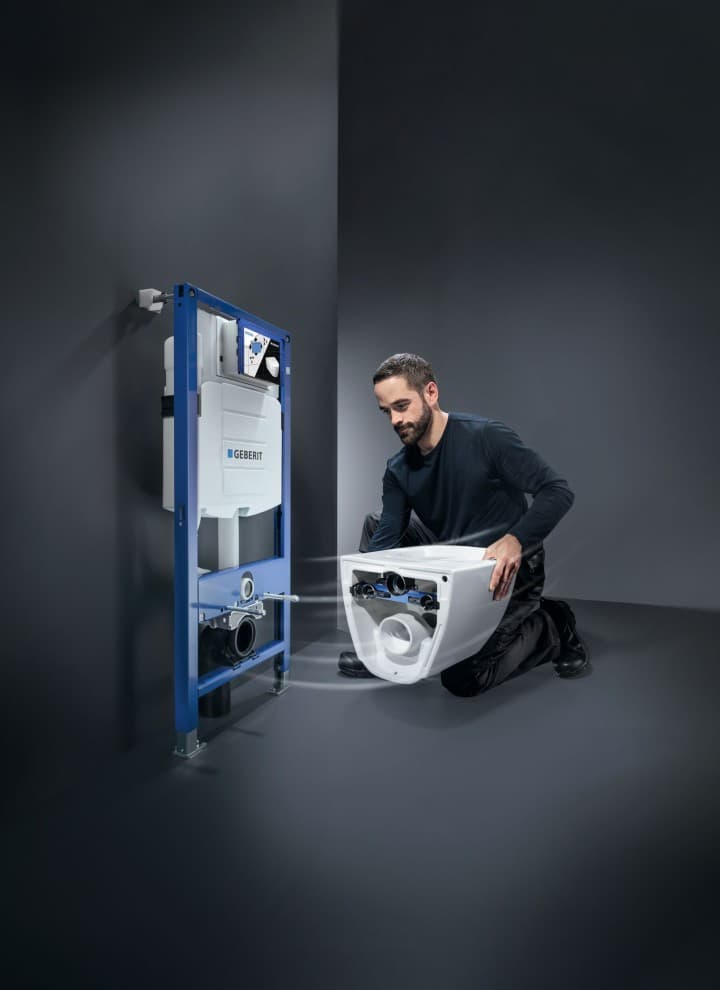 instalator podłącza miskę wc do stelaża Geberit instalator podłącza miskę wc do stelaża Geberit