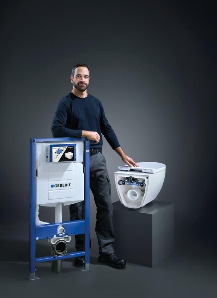 instalator stoi obok stelaża i miski wc instalator stoi obok stelaża i miski wc