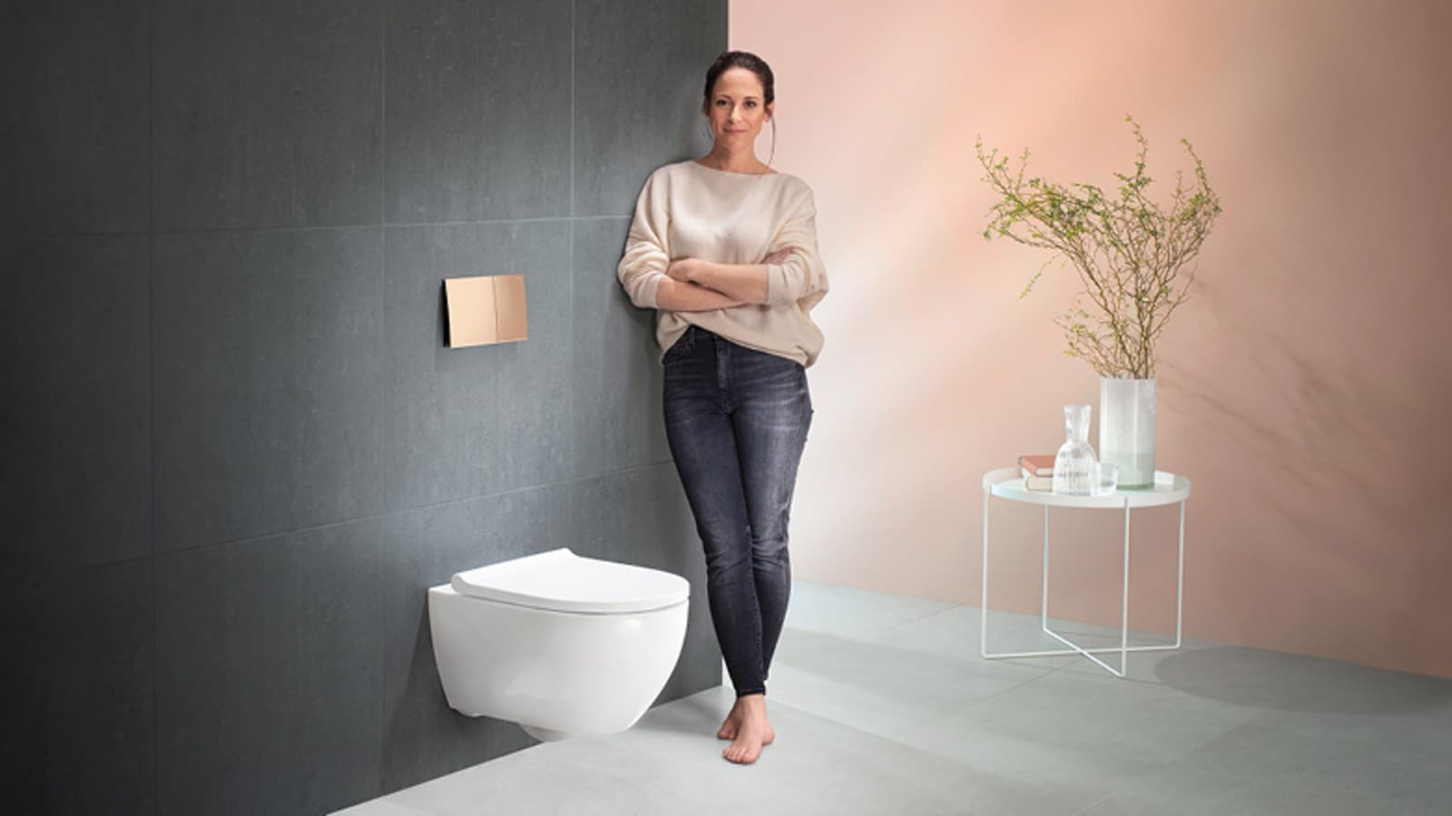 Zadowolona kobieta obok toalety Geberit Acanto Zadowolona kobieta obok toalety Geberit Acanto
