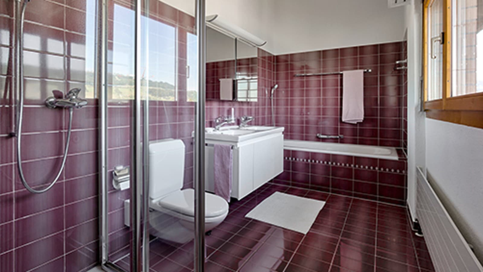 Łazienka przed renowacją z czerwonymi płytkami Łazienka przed renowacją z czerwonymi płytkami