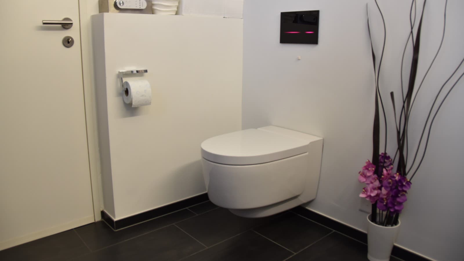 Łazienka po renowacji z różnymi produktami Geberit Łazienka po renowacji z różnymi produktami Geberit