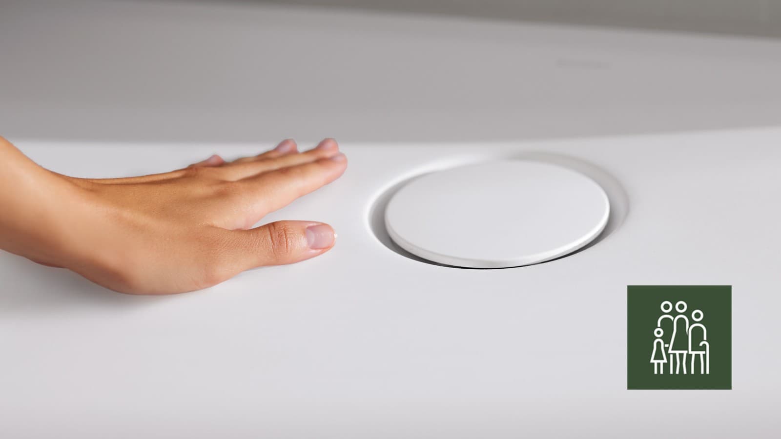 Dłoń przesuwająca się po brodziku CleanFloor 30 na poziomie posadzki Dłoń przesuwająca się po brodziku CleanFloor 30 na poziomie posadzki