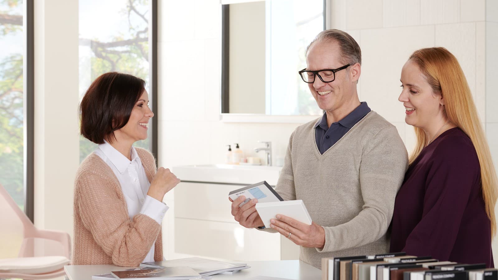 Osoby w salonie łazienkowym Geberit Osoby w salonie łazienkowym Geberit