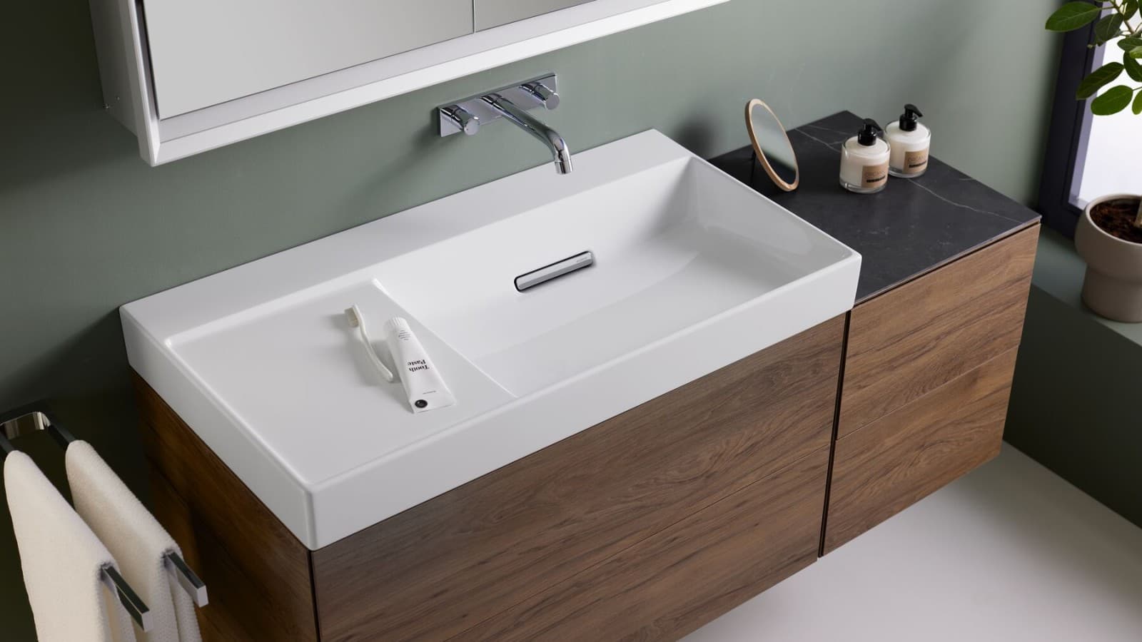 Wysokiej jakości drewniane szafki do łazienki i półka z czarnego marmuru w połączeniu z białą umywalką Wysokiej jakości drewniane szafki do łazienki i półka z czarnego marmuru w połączeniu z białą umywalką