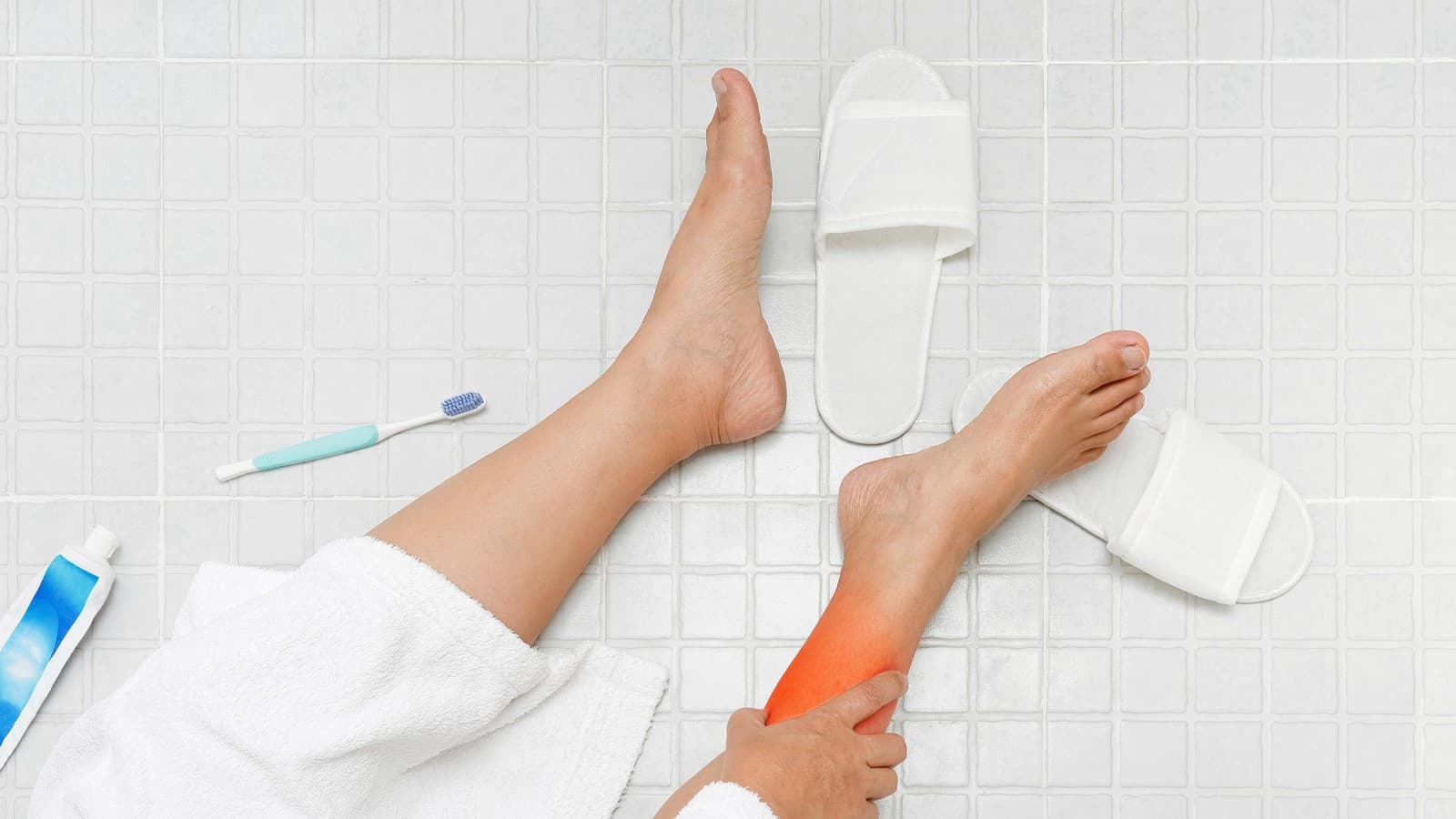 Ryzyko poślizgnięcia się w łazience - kluczową kwestią jest wybór odpowiednich materiałów Ryzyko poślizgnięcia się w łazience - kluczową kwestią jest wybór odpowiednich materiałów