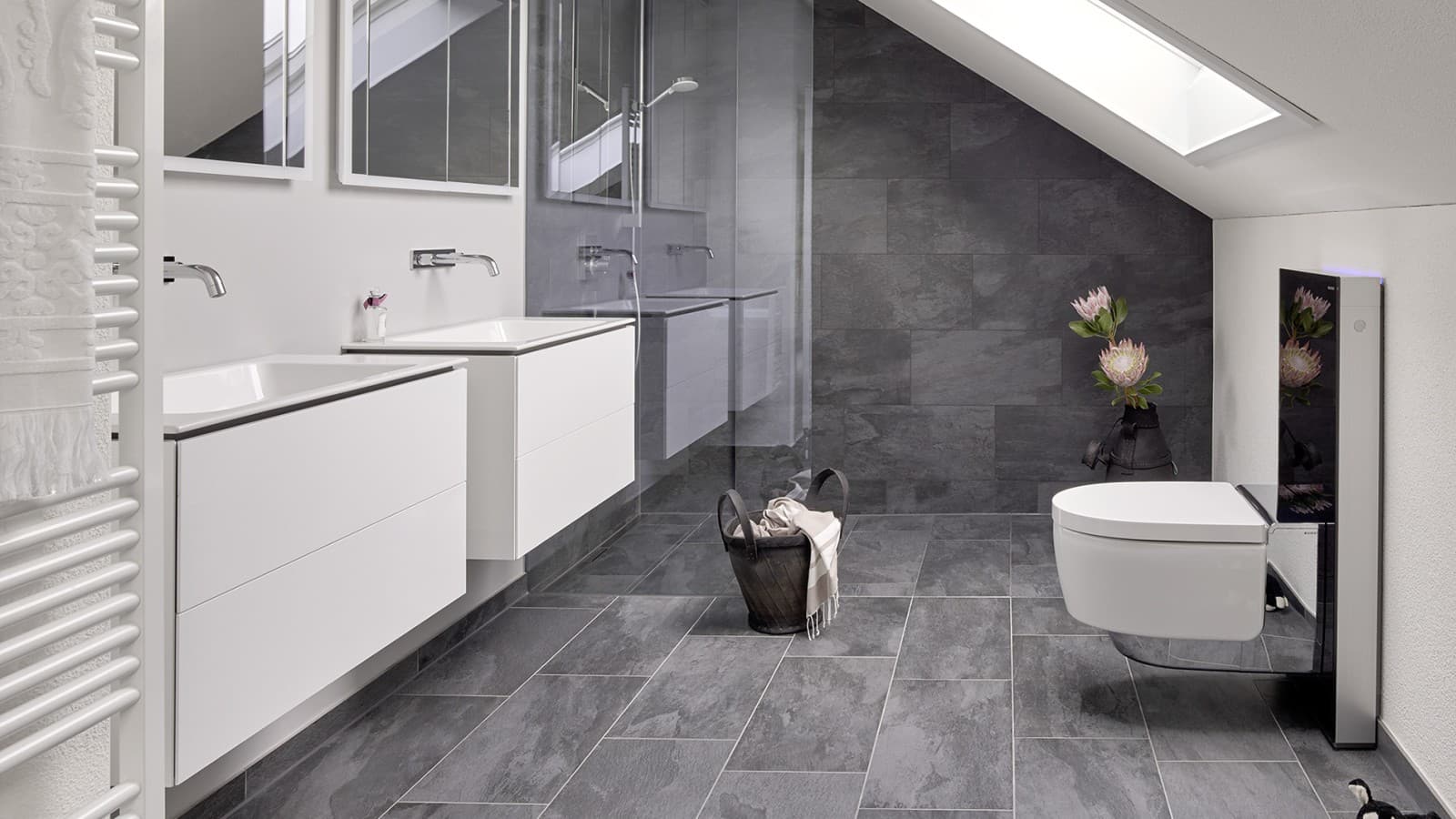 Łazienka ze spadzistym dachem i produktami z serii łazienkowej Geberit ONE oraz Geberit AquaClean z Monolith Łazienka ze spadzistym dachem i produktami z serii łazienkowej Geberit ONE oraz Geberit AquaClean z Monolith