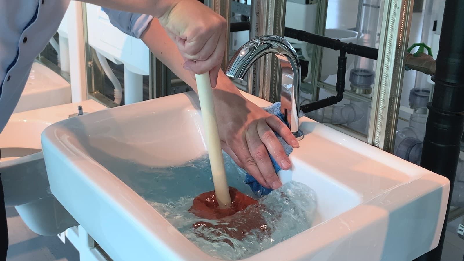 Zakryj otwór przelewowy dłonią i ściereczką Zakryj otwór przelewowy dłonią i ściereczką