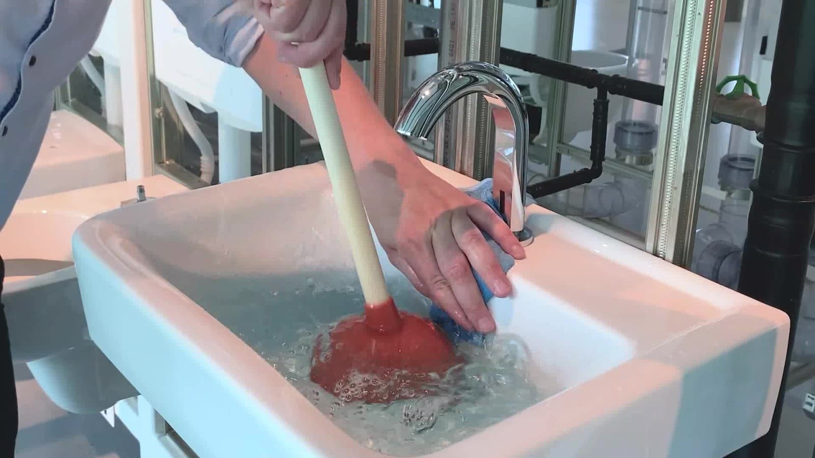 Gumowa przyssawka porusza się w górę i w dół Gumowa przyssawka porusza się w górę i w dół