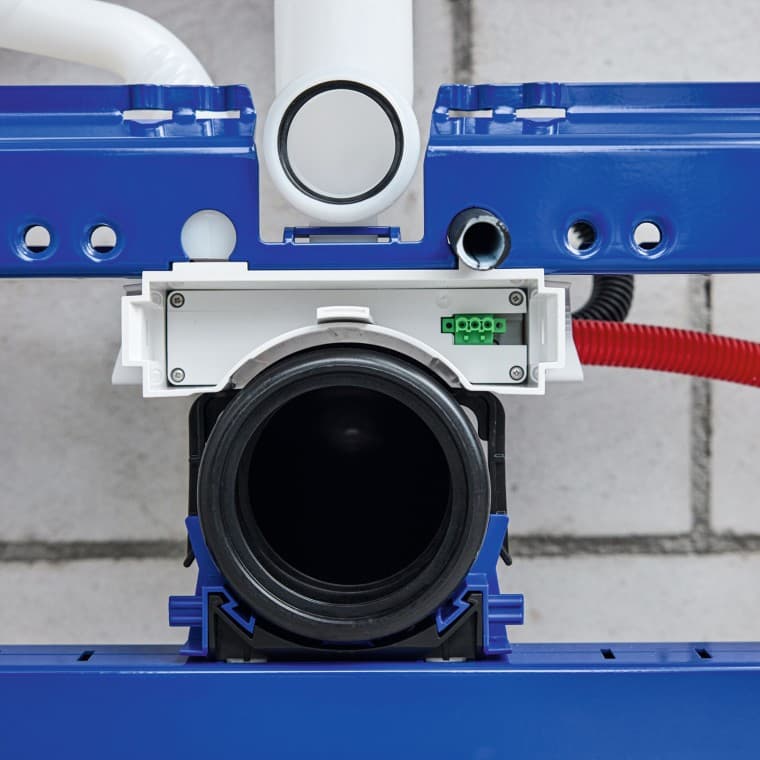 Elektryk instaluje rurę przewodową i podłącza półkę pośrednią do systemu zasilania Elektryk instaluje rurę przewodową i podłącza półkę pośrednią do systemu zasilania