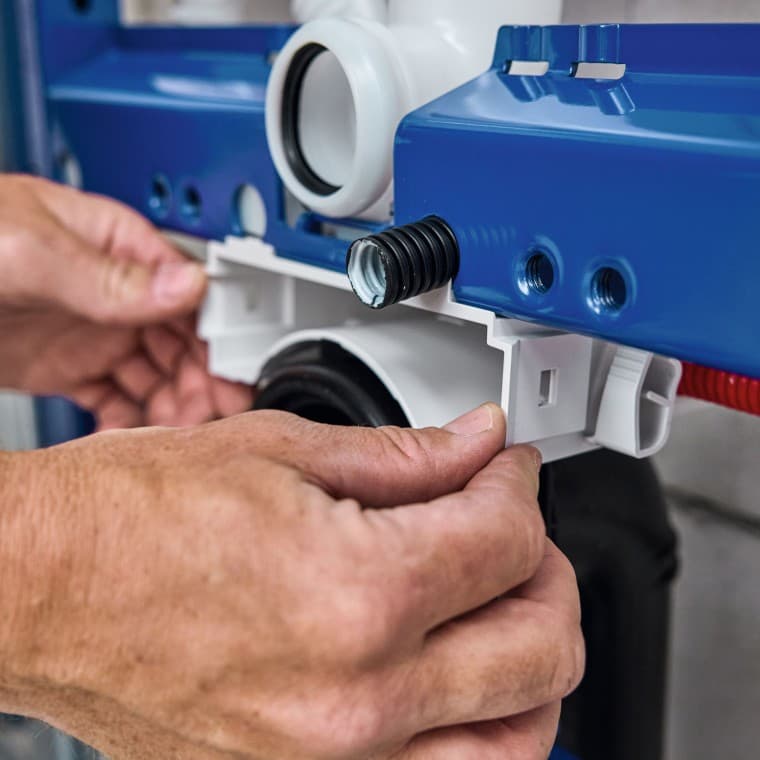 Hydraulik montuje stelaż podtynkowy do WC oraz obudowę skrzynki Geberit Power & Connect Box Hydraulik montuje stelaż podtynkowy do WC oraz obudowę skrzynki Geberit Power & Connect Box