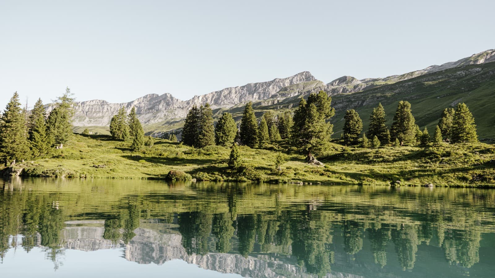 Odbicia w szwajcarskim jeziorze górskim Engstlensee na wysokości 1835 m n.p.m. Autor zdjęć: Bruno Augsburger (© Geberit) Odbicia w szwajcarskim jeziorze górskim Engstlensee na wysokości 1835 m n.p.m. Autor zdjęć: Bruno Augsburger (© Geberit)
